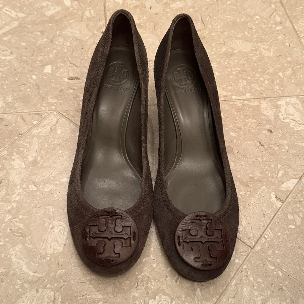 Tory Burch Sally Wedge Pumps in Gray Suede Brown Logo Size 11